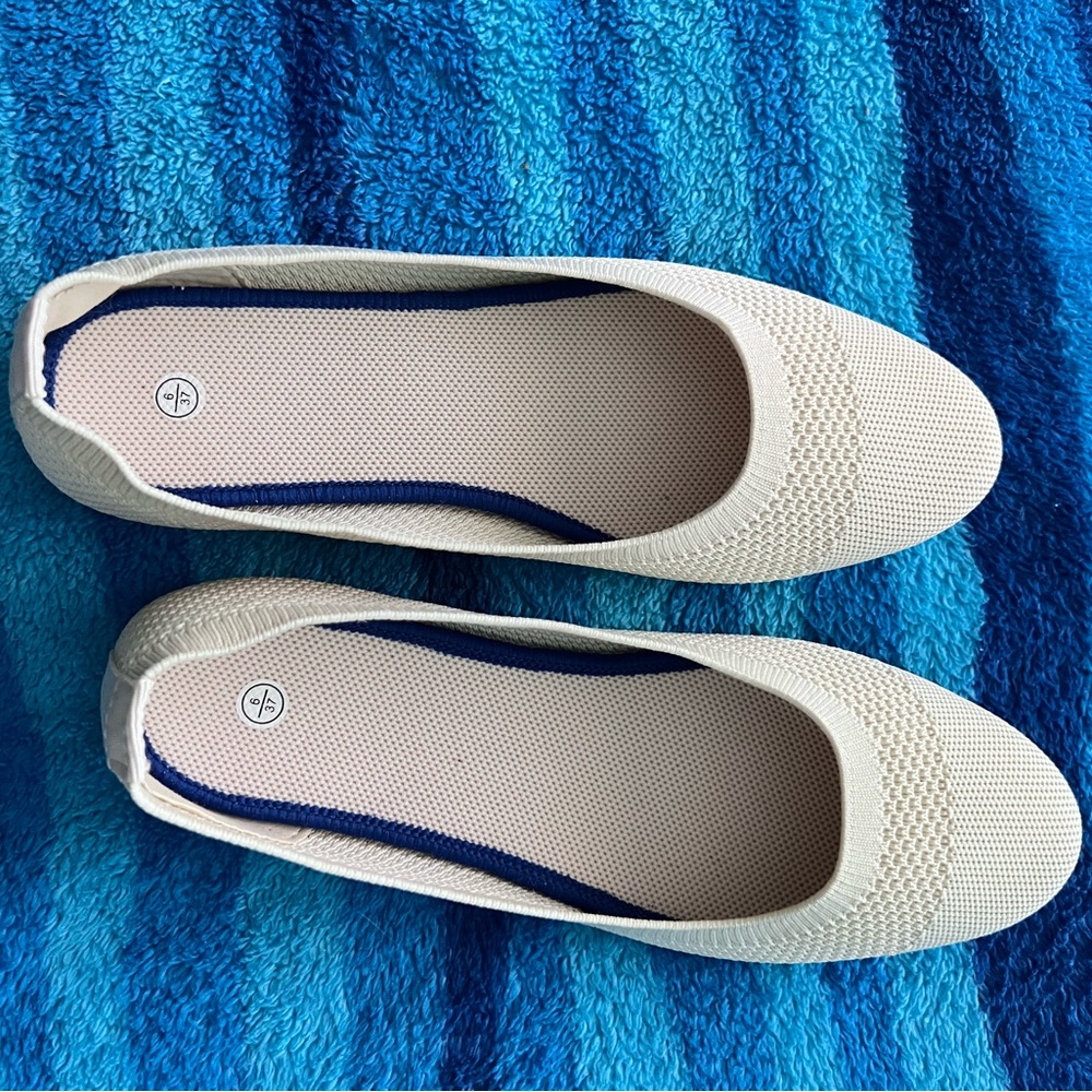 Beautiful never worn cream flats